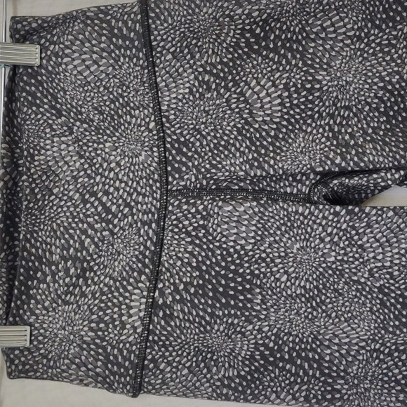 AERIE gray abstract yoga leggings with back zipper pocket, size Small - Picture 3 of 10